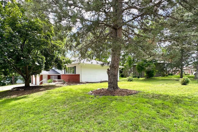 Building Photo - 922 N 122nd St