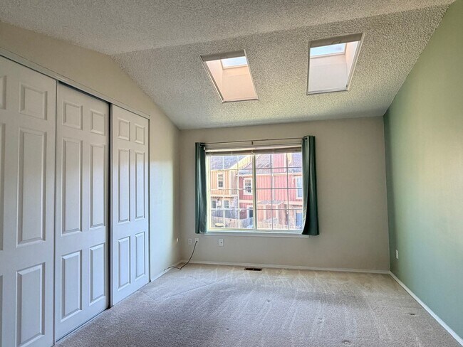 Building Photo - Updated Townhome in Centennial