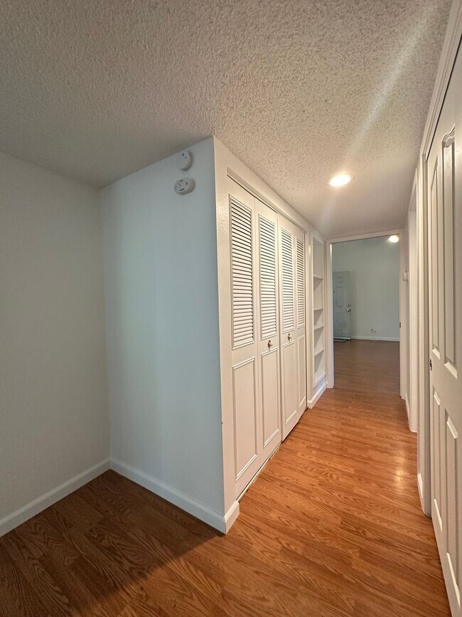 Building Photo - Two Bedroom in Great Location!