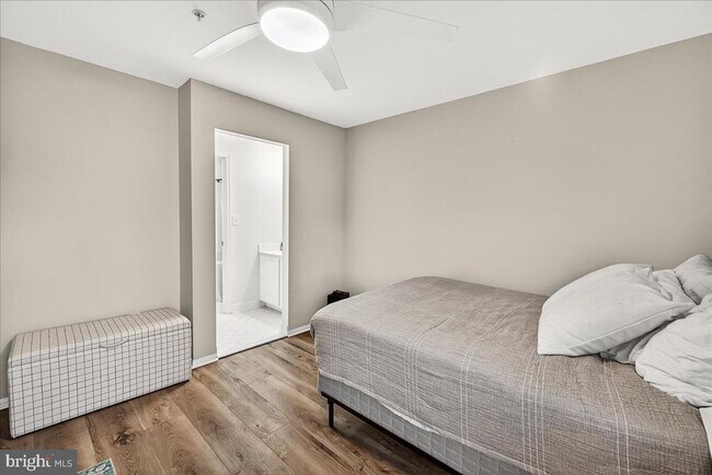 Building Photo - 910 Featherstone St