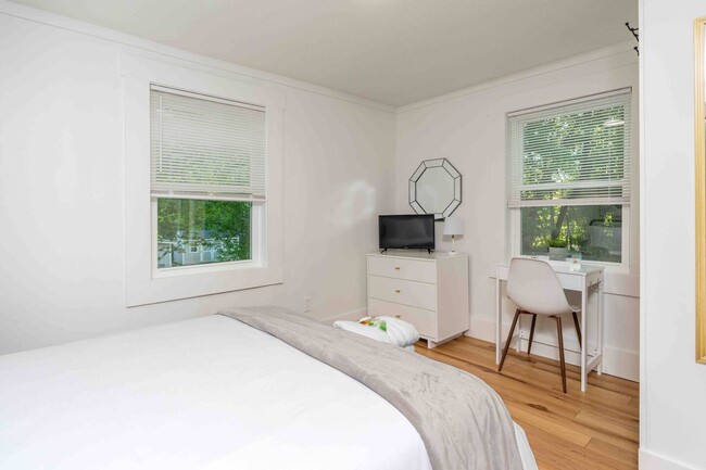 Building Photo - Charming Renovated 1950s Home for Rent in ...