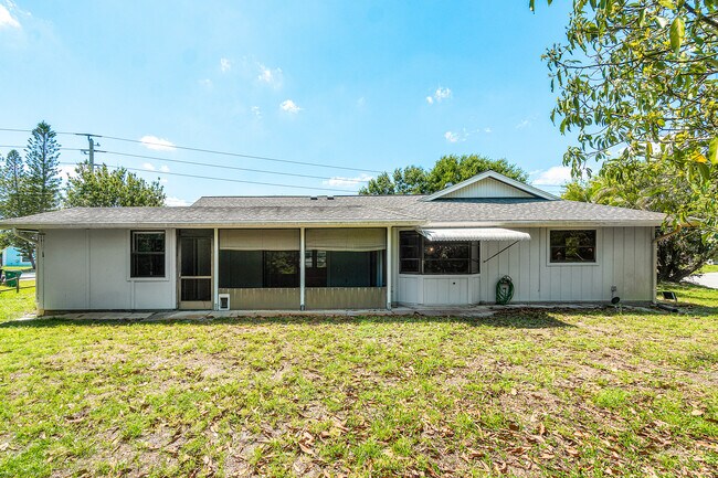 Building Photo - 2041 SE Floresta Dr