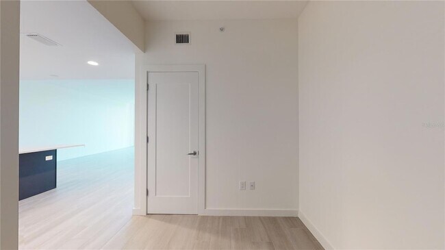 Building Photo - 920 N Osceola Ave