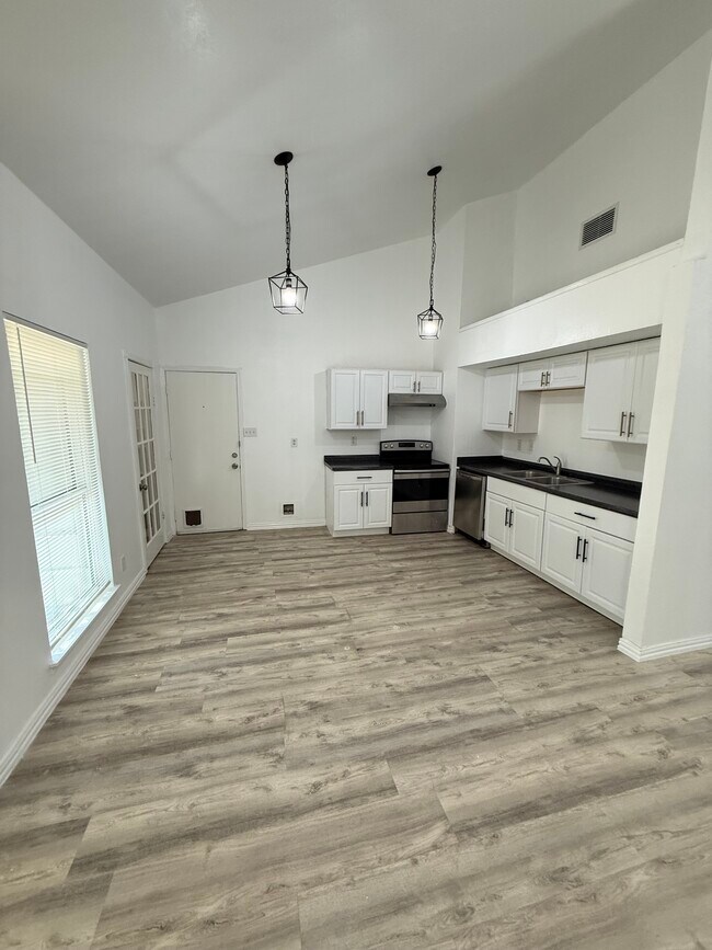 Building Photo - 125 London Ln