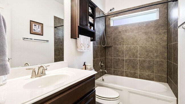 Building Photo - Beautiful 3 bedroom 2 bath and an office w...