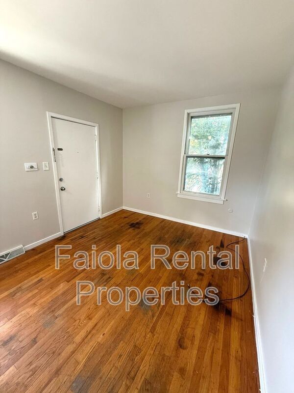 Building Photo - 827 Church St