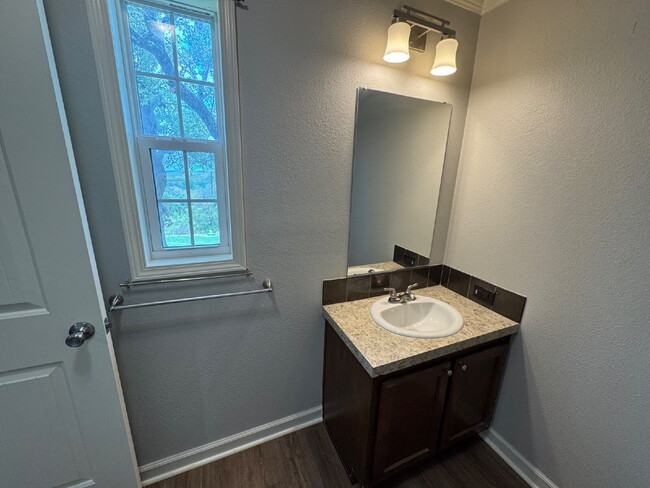 Building Photo - Three bed two bath in Fischer close to Can...