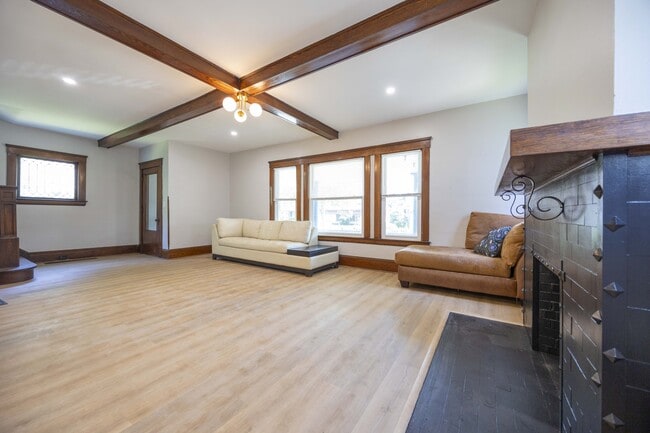 Building Photo - 1496 E 107th St