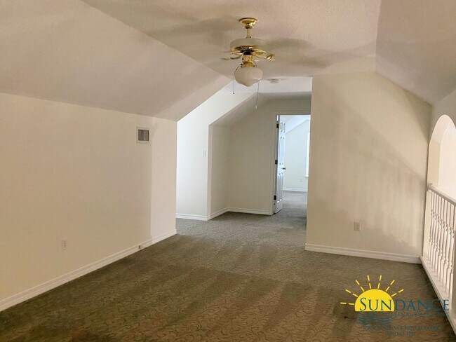 Building Photo - Stunning 5 Bedroom Home in Robledal Estates