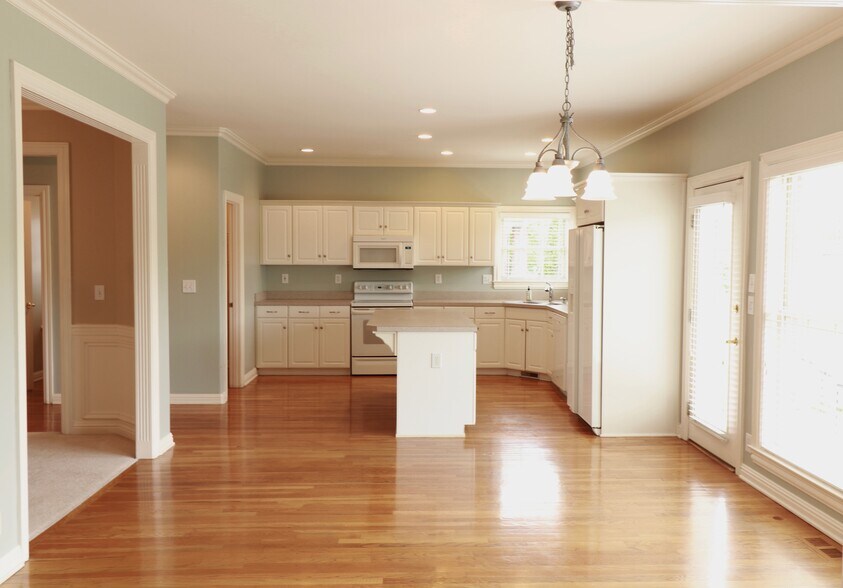 Kitchen - 5304 Wolfpen Woods Dr.