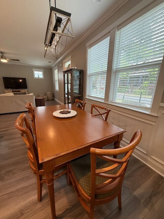 Building Photo - Quaint Neighborhood Living: Spacious 3 Bed...