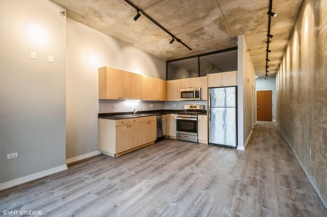 Building Photo - 235 W Van Buren St