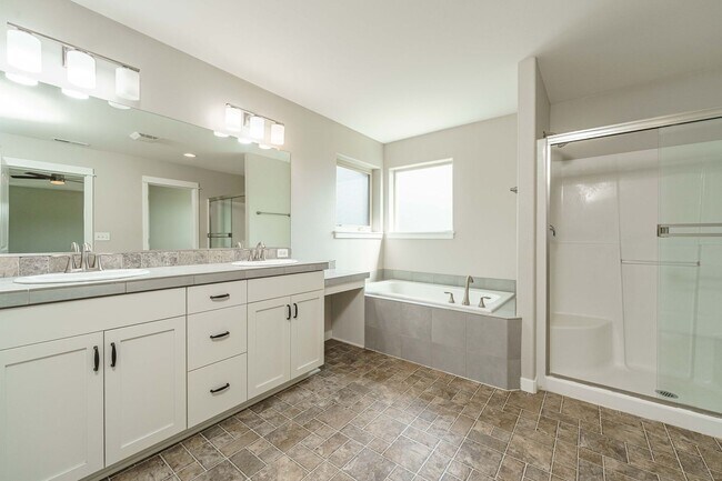Building Photo - $500 Move In Special  3 Bedroom 2.5 Bath -...