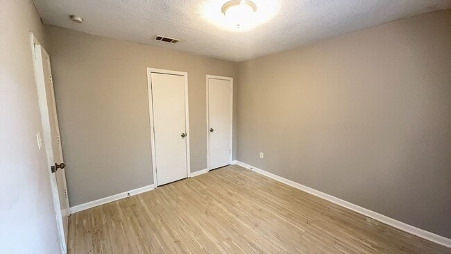 Building Photo - Quaint 2 bed townhome in culdesac
