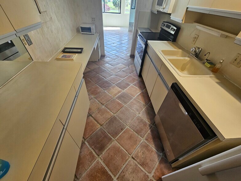 Building Photo - 4770 Fountains Dr S