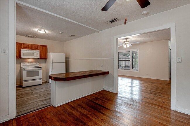 Building Photo - 2538 Sycamore Ave