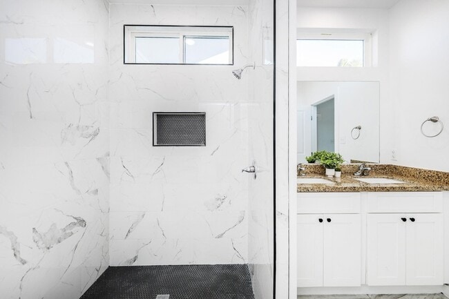 Building Photo - 3911 Casa Blanca Lake Rd