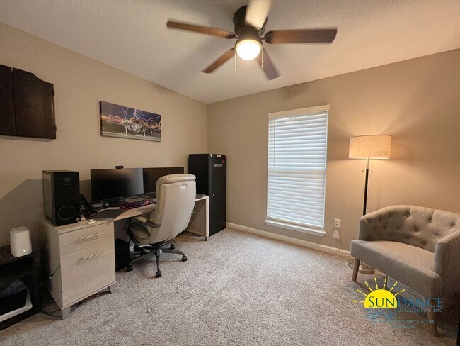 Building Photo - Charming Large 4-Bedroom Home in Crestview!