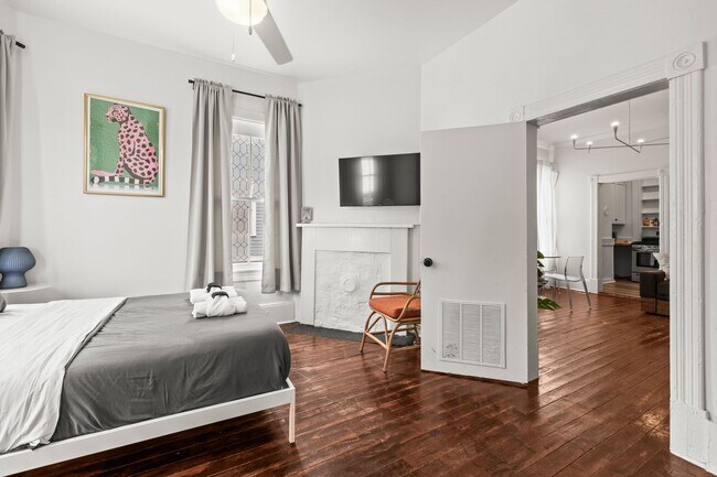 Building Photo - Lower Unit Available May 4