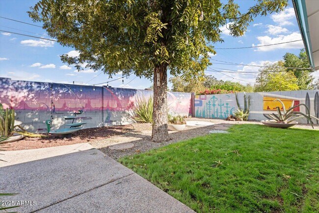 Building Photo - 8524 E Edgemont Ave