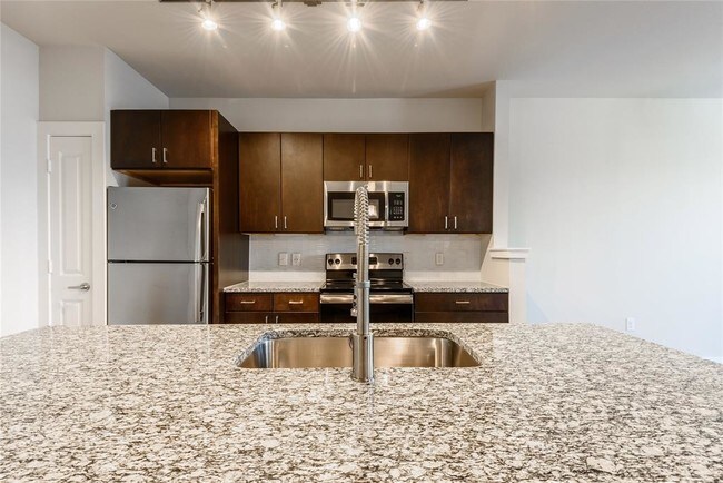 Building Photo - 1520 N Memorial Way