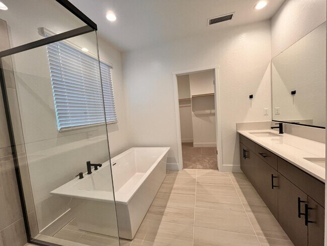 Building Photo - 2827 E Colina Dr