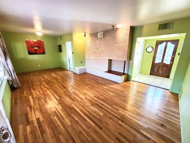 Building Photo - 414 Phillips Dr