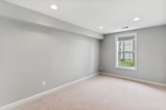 Building Photo - Spacious Home in Port Potomac