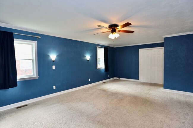 Building Photo - AVAILABLE EARLY MAY, Charming ranch home with front porch in Castle Heights!