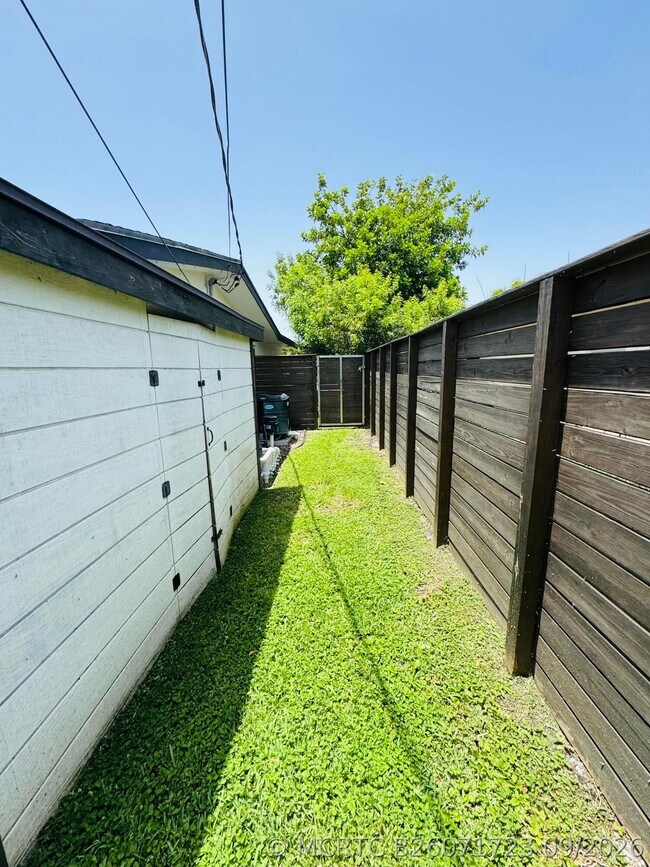 Building Photo - 2171 NE 62nd Ct