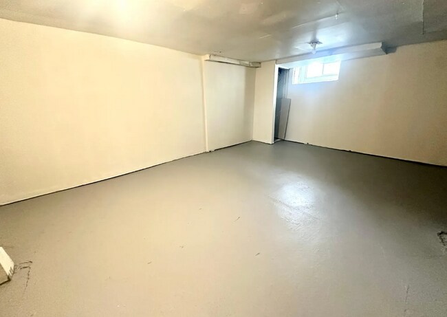 Building Photo - 1402 N 21st Ave