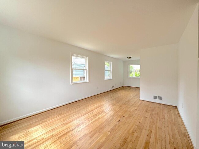 Building Photo - 5700 Fenwick Dr