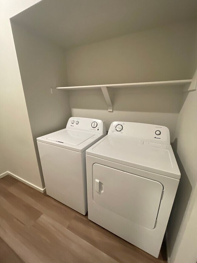 Building Photo - Luxury Condo - Water, Sewer, Basic Internet Included!