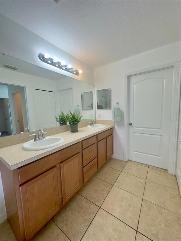 Building Photo - 1335 Priory Cir