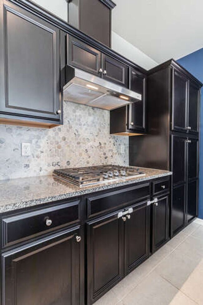 Building Photo - Charming Riverstone Home with Spacious Kitchen Island & Private Backyard & Solar