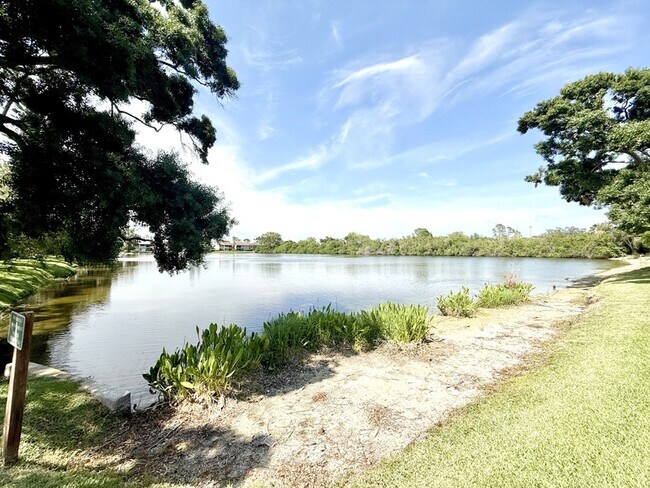 Building Photo - 785 S Village Dr