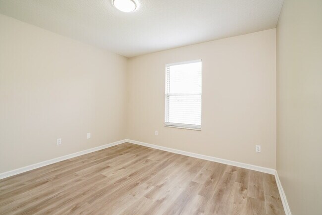 Building Photo - 571 Charles Pinckney St