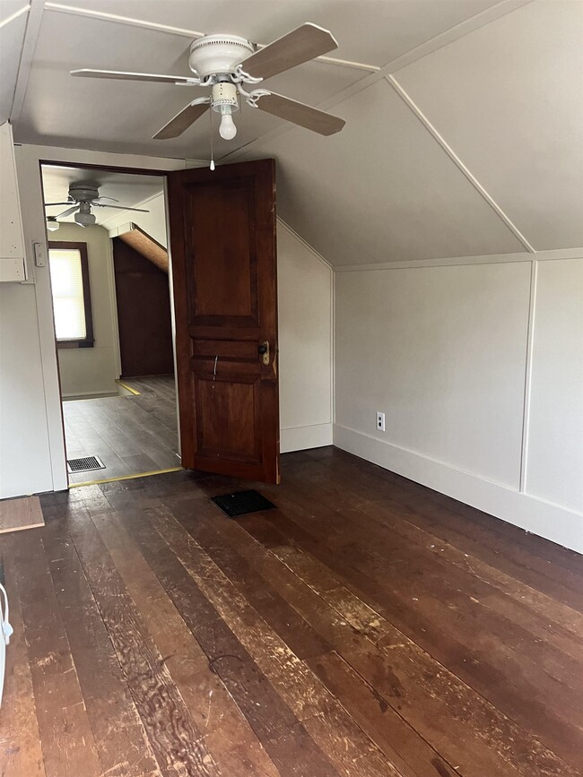 Building Photo - 906 S 7th St