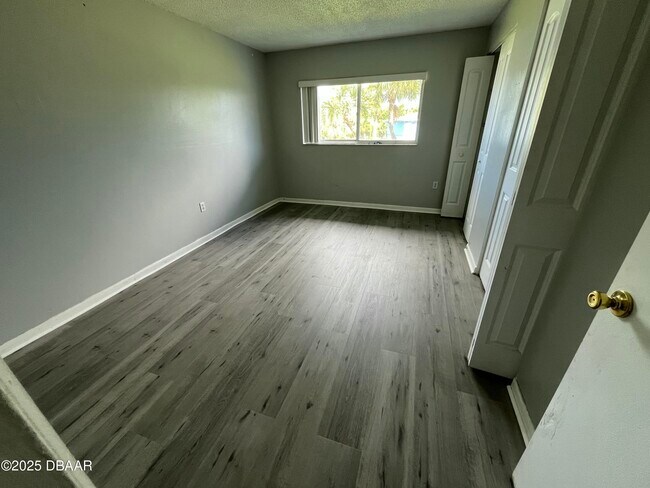 Building Photo - 1850 S Park Ave