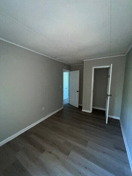 Building Photo - 2830 Village Green Dr