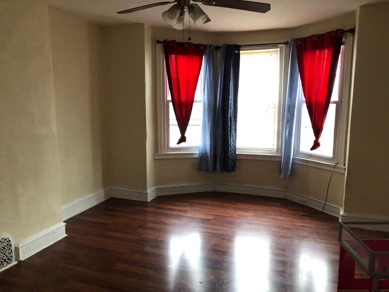 Master Bedroom - 861 E Westmoreland St