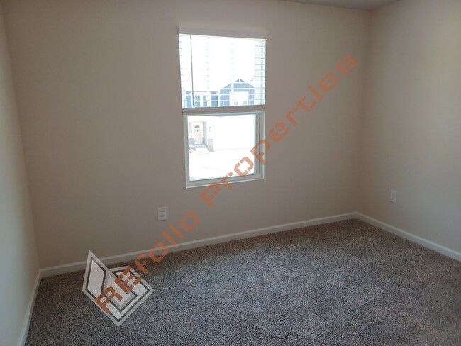 Building Photo - Bright and Airy! 5 Bedrooms 3 Bathrooms Ho...