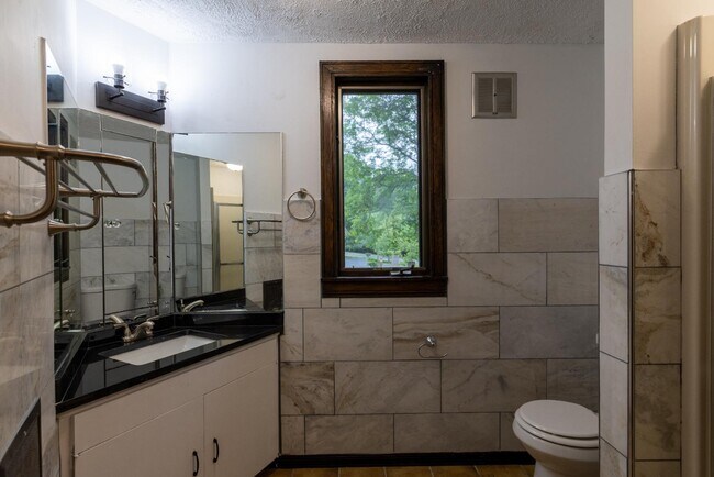 Building Photo - 1240 E Donges Ct