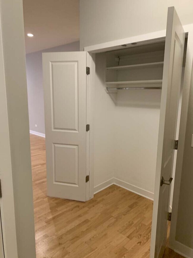 Building Photo - 6125 N Clark St