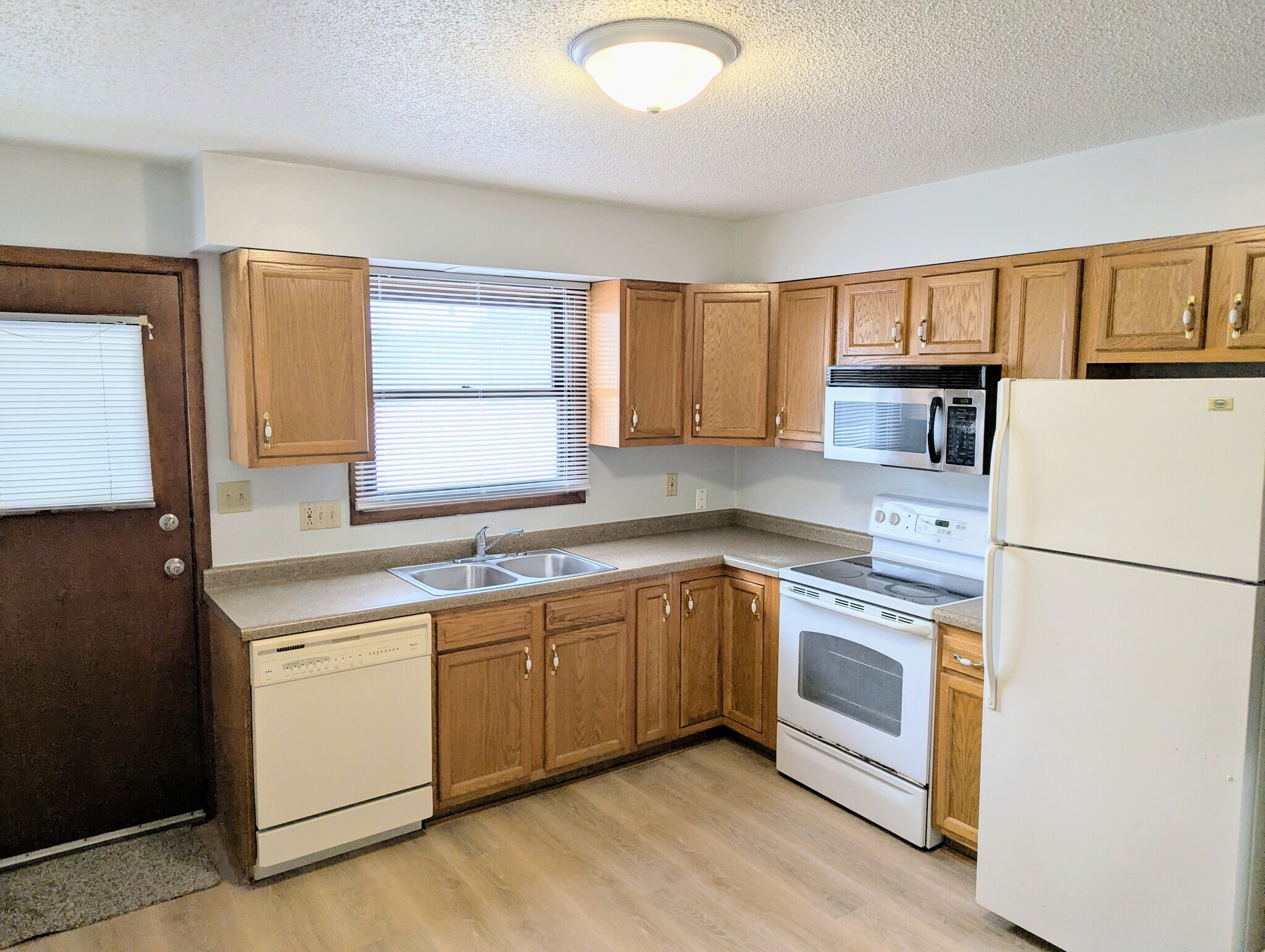 Building Photo - 182 3rd Ave