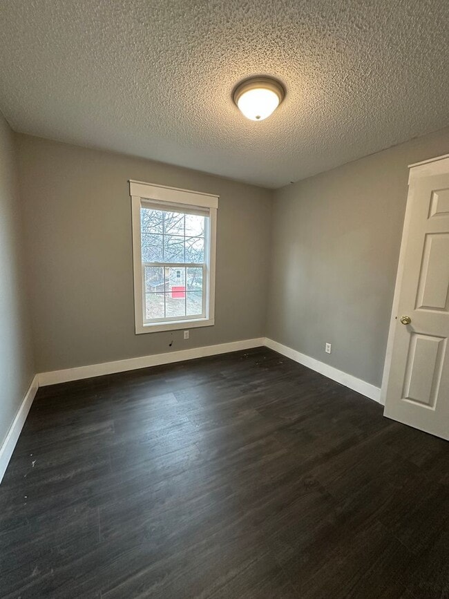 Building Photo - 4 Bedroom/3 Bathroom House in Piney Flats, TN