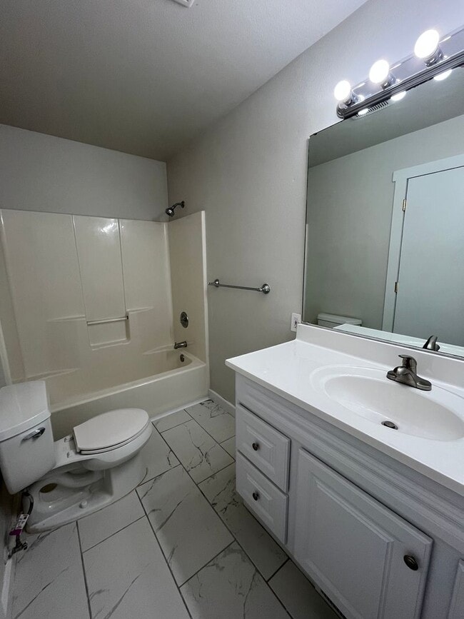 Building Photo - Spacious Four Bedroom Home with Bonus Room - Toledo St