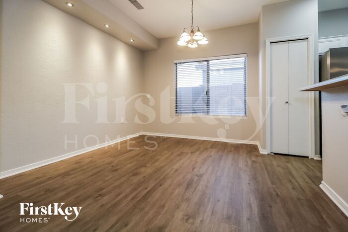 Building Photo - 601 W Elm Ln