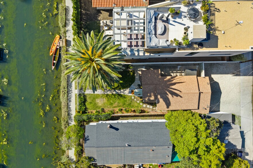 Building Photo - 439 Howland Canal