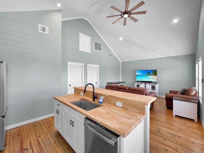 Building Photo - 1032 Sunset Cir